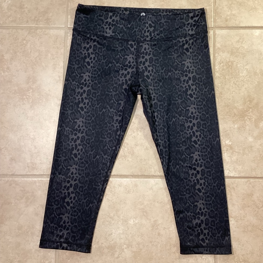 90 Degree By Reflex Gray Leopard Print Stretch Capri Activewear Women